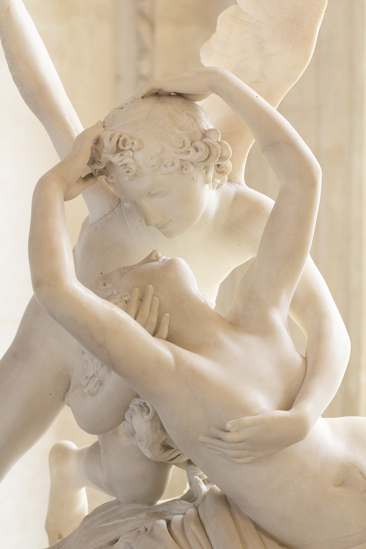Amour embrassant Psyché, détail d'une sculpture d'Antonio Canova (Louvre), une photo de Jörg Bittner Unna (luminosité augmentée par rapport à l'original), cliquer pour une vue agrandie