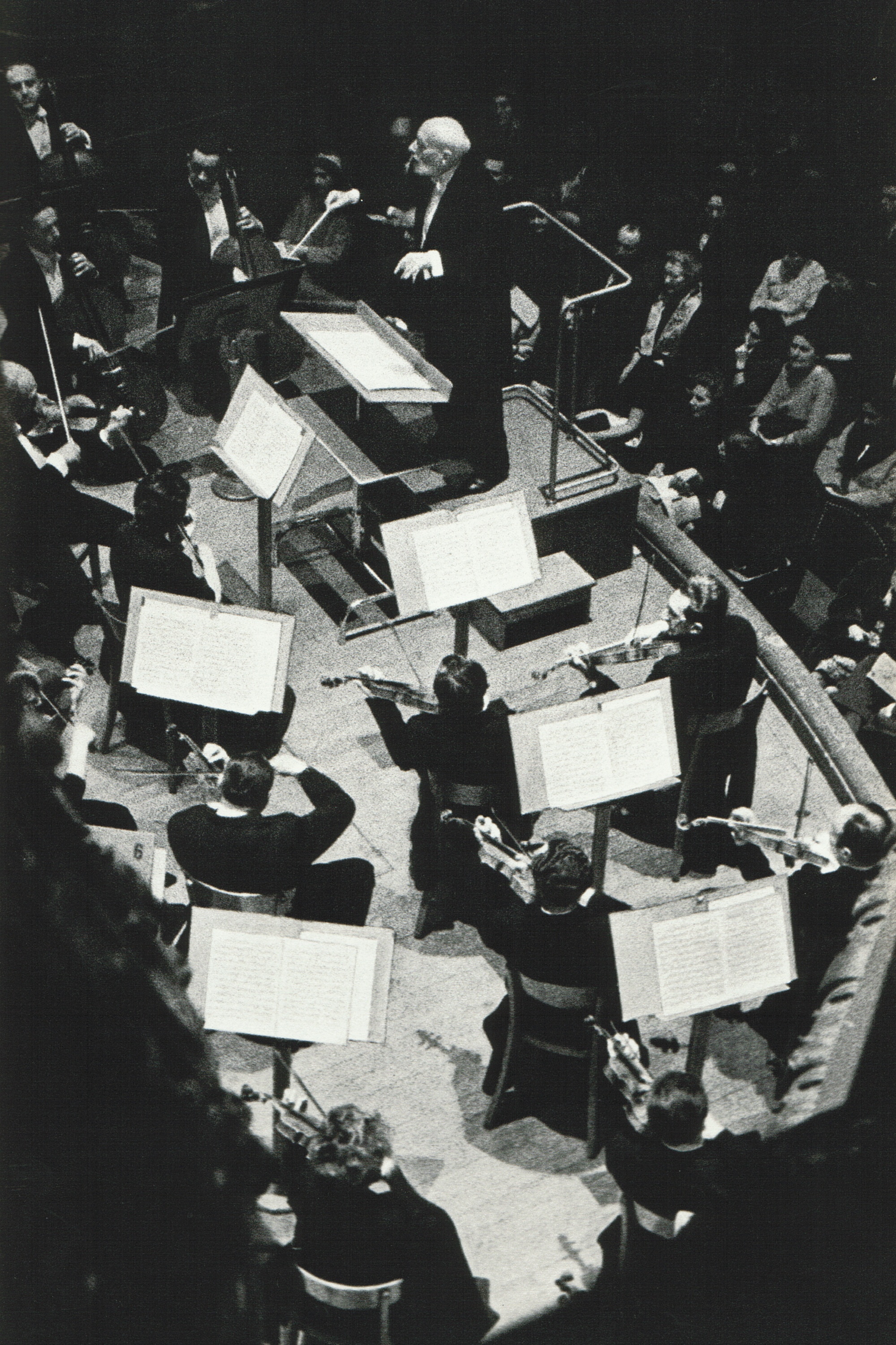 Ernest ANSERMET au pupitre de l'Orchestre de la Suisse Romande (premier violon: Lorand Fenyves)