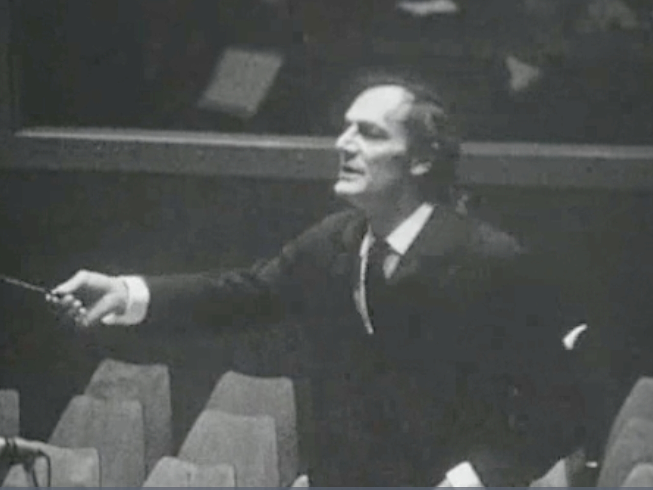 Jean-Marie AUBERSON, instantané cité de la vidéo «Le musicien - Un papa chef d'orchestre qui sait partager sa passion de la musique» du site des archives de la TSR, 1988 