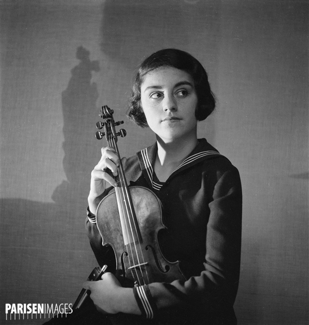 Portrait de la jeune Lola BOBESCO, Paris, février 1934, © Roger-Viollet / Boris Lipnitzki, site ParisEnImages, utilisation autorisée dans le cadre de l’illustration de sites internet personnels à vocation non commerciale