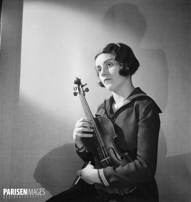 Portrait de la jeune Lola BOBESCO, Paris, février 1934, © Roger-Viollet / Boris Lipnitzki, site ParisEnImages, utilisation autorisée dans le cadre de l’illustration de sites internet personnels à vocation non commerciale
