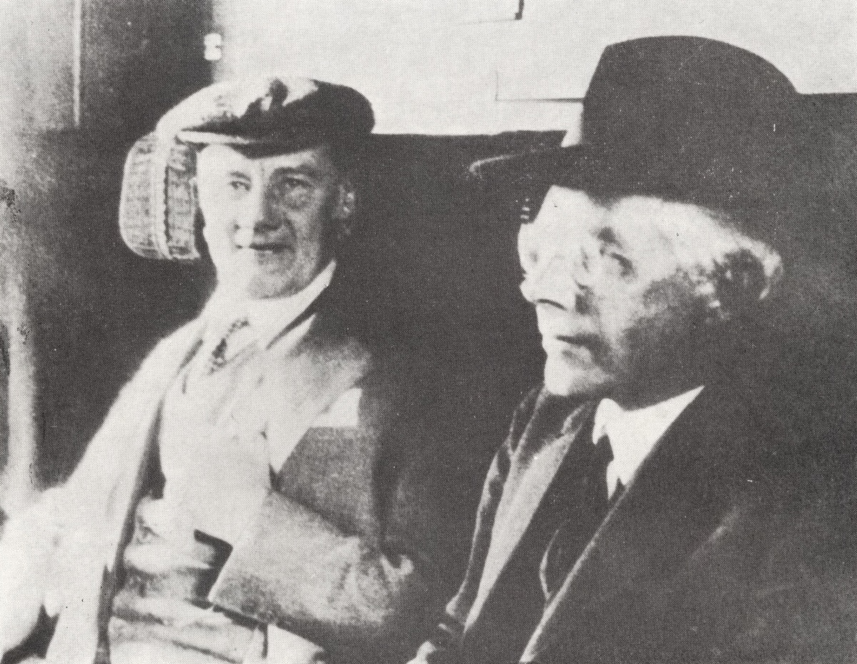 Béla Bartòk au côté de Ernő Dohnányi, qui dirigea en 1929 les premières de la Musique pour cordes, percussion et célesta, ainsi que de la Suite du Mandarin merveilleux - une photo de Antal Jenő Molnár