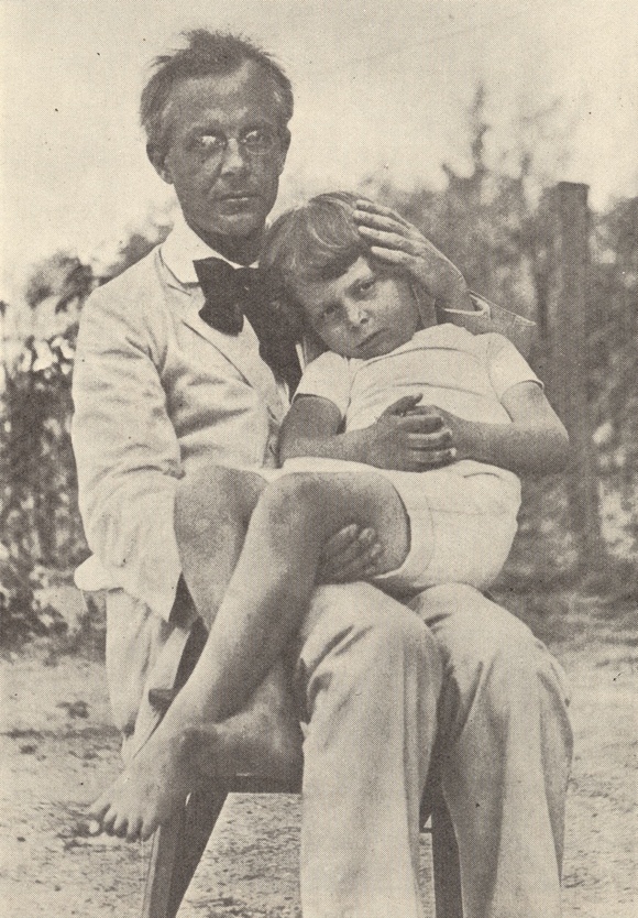 Béla Bartók en 1913 dans le jardin de son appartement du quartier Rákoskeresztúr avec son fils aîné Béla (Archives Bartók, Budapest, une photo publiée dans l'album Hungaroton SLXP 11355)