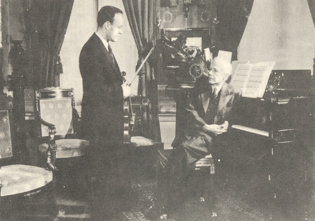 Béla BARTÓK et André GERTLER en 1938 dans son studio de Bruxelles, photo publiée dans l'album Supraphon SUA 10466