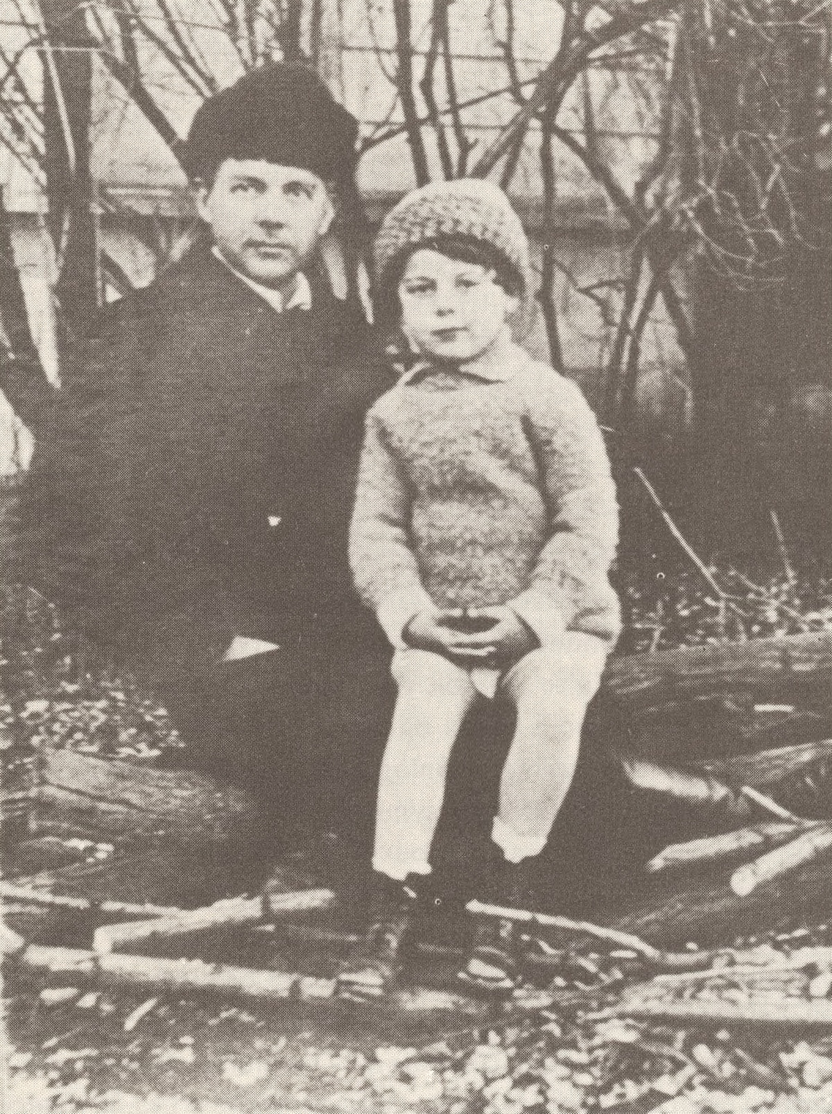 Béla Bartok avec son fils Béla dans le jardin de sa maison à Rákoskeresztúr, 1913