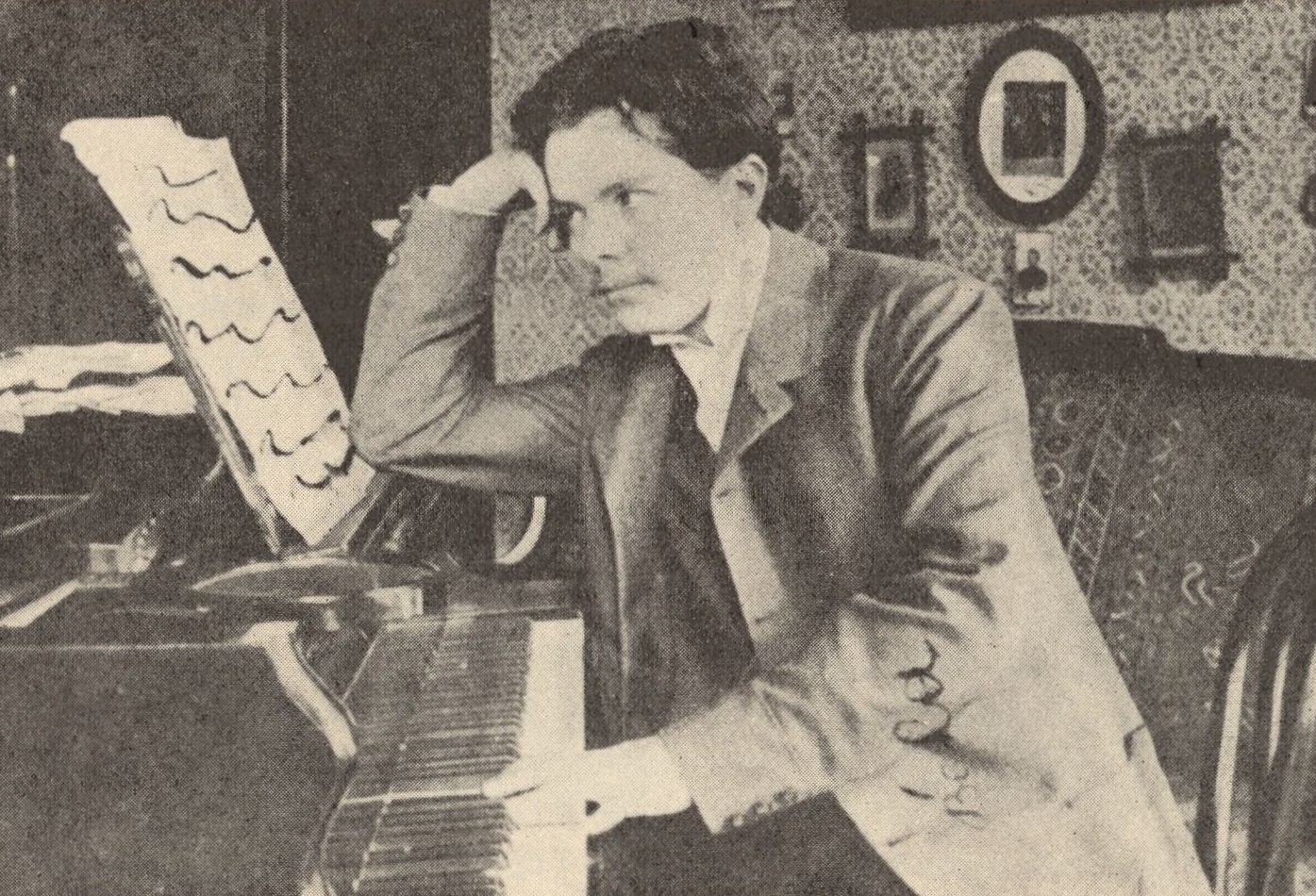 Béla Bartók en 1901 au piano chez la famille Voit, collection Dille, publié dans l'album Hungaroton SLPX 1300