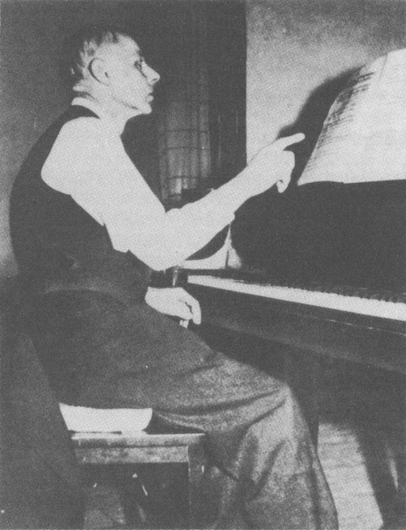 Béla Bartòk au piano, l'une de ses dernières photos, Newsweek, Archives Bartòk de Budapest