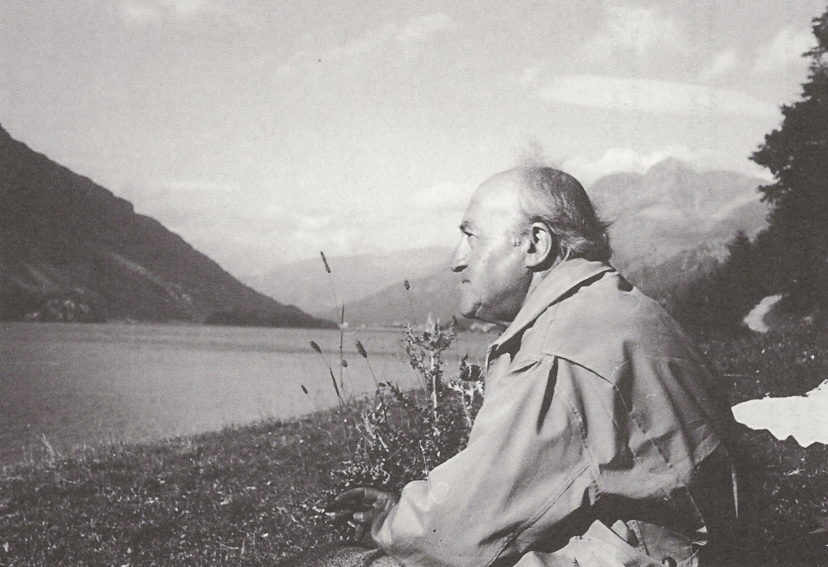 Ernest BLOCH assis dans l'herbe, une photo de Valentine HESS prise en 1949 dans les Grisons, à Maloja