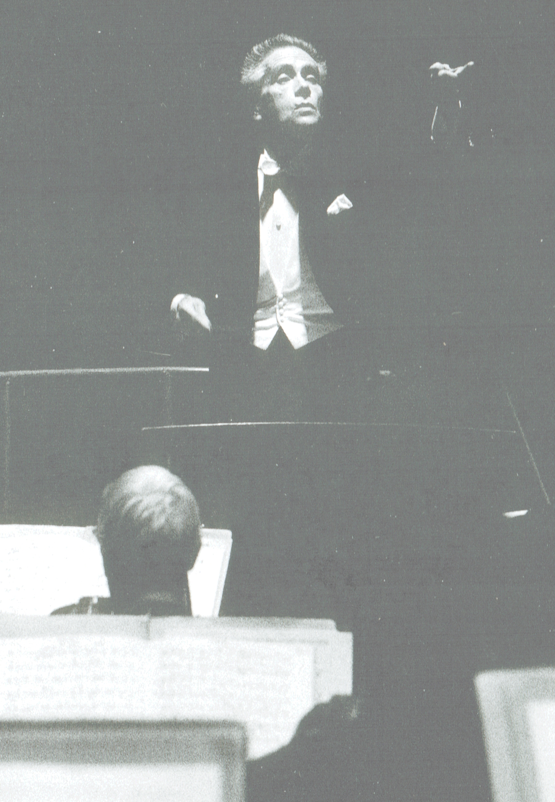 1964, Victor DESARZENS dirigeant son Orchestre de Chambre de Lausanne. Le photographe est Patrice Tourenne, Paris. Reproduite ici avec l'aimable autorisation de sa fille Martine Desarzens, tous droits réservés, cliquer pour une vue agrandie