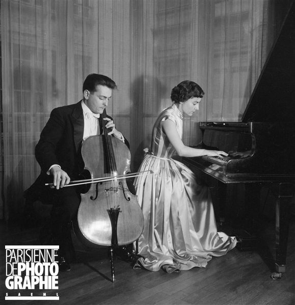 Guy Fallot, violoncelle et sa soeur Monique Fallot, pianiste, Paris, janvier 1955, © Boris Lipnitzki / Roger-Viollet, utilisation autorisée dans le cadre de l’illustration de sites internet personnels à vocation non commerciale.
Numéro d'image: 73428-7, Numéro d'inventaire: LIP-2422-010, clicquer pour voir l'original