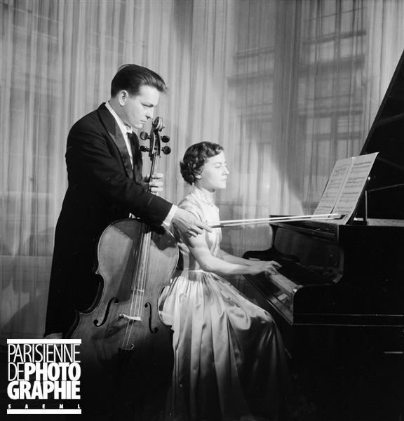 Guy Fallot, violoncelle et sa soeur Monique Fallot, pianiste, Paris, janvier 1955, © Boris Lipnitzki / Roger-Viollet, utilisation autorisée dans le cadre de l’illustration de sites internet personnels à vocation non commerciale.
Numéro d'image: 73428-21, Numéro d'inventaire: LIP-2422-024, clicquer pour voir l'original