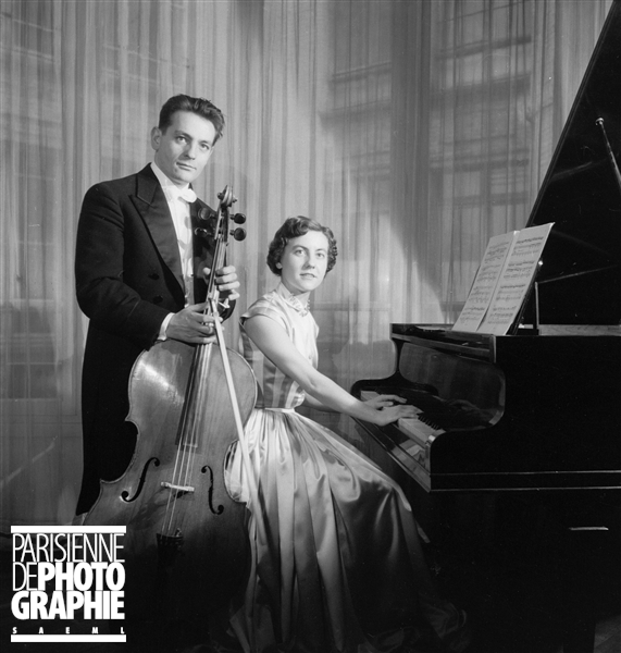 Guy Fallot, violoncelle et sa soeur Monique Fallot, pianiste, Paris, janvier 1955, © Boris Lipnitzki / Roger-Viollet, utilisation autorisée dans le cadre de l’illustration de sites internet personnels à vocation non commerciale.
Numéro d'image: 73428-16, Numéro d'inventaire: LIP-2422-019, clicquer pour voir l'original