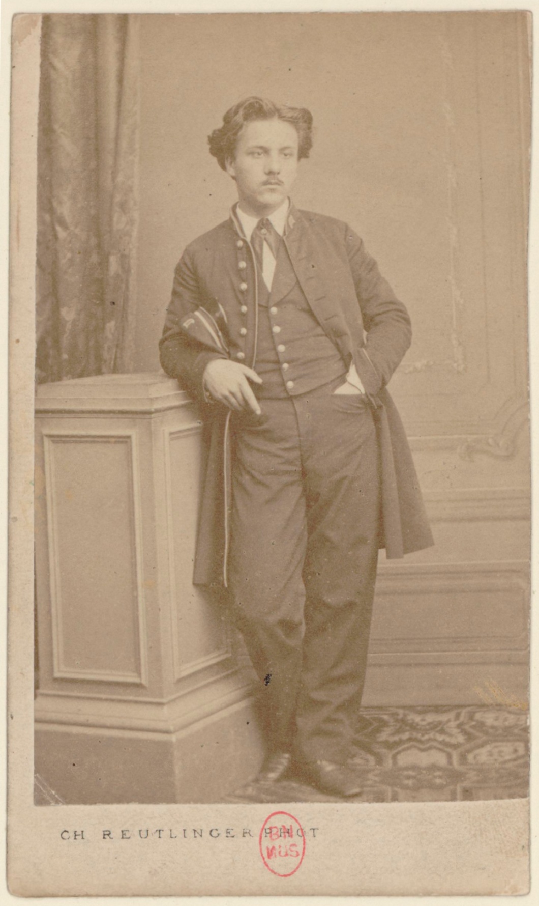 Gabriel FAURÉ en uniforme de l'Ecole Niedermeyer, photographie faite par Charles Reutlinger, Date d'édition: 1864, tirage d'après l'original 9 x 6 cm, Droits: domaine public, Identifiant: ark:/12148/btv1b8417630q, Source: Bibliothèque nationale de France