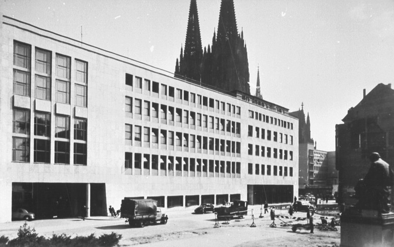 Rheinisches Bildarchiv Köln, Photo: Peter Friedrich Schneider, Westdeutscher Rundfunk, Funkhaus Wallrafplatz, Südseite An der Rechtsschule (Kölner Dom im Hintergrund), Cliquer sur la photo pour pour voir l'original et plus d'infos