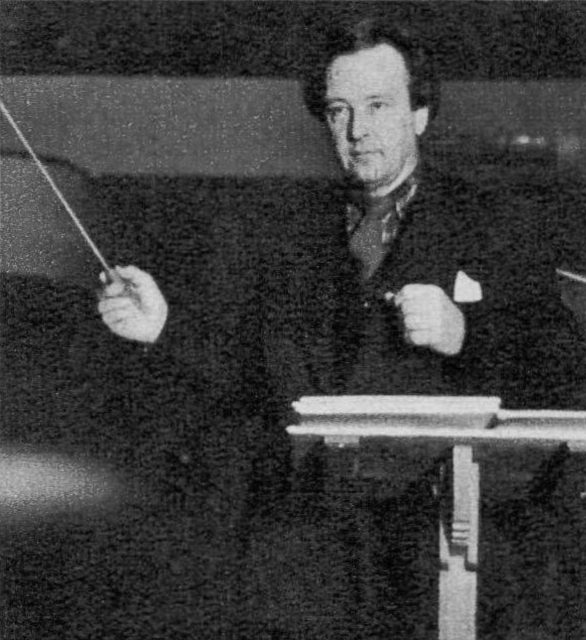 Arthur HONEGGER lors d'un de ses derniers passages à Genève, dirigeant l'Orchestre de la Suisse Romande (photo publiée dans la revue Radio TV Je vois tout du 08 décembre 1955, No 49, en page 2283)