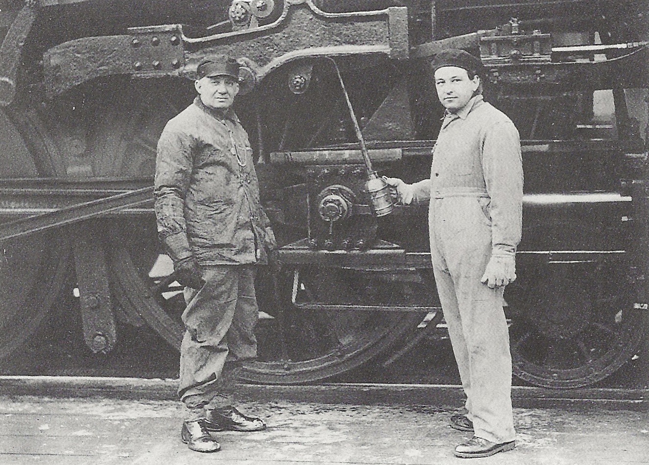 Arthur HONEGGER en 1929 à Boston, devant la locomotive Knickerboker