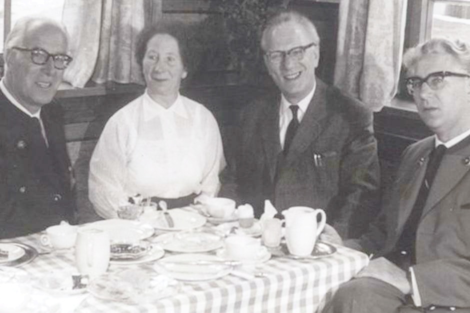 Les trois frères JOCHUM avec leur mère