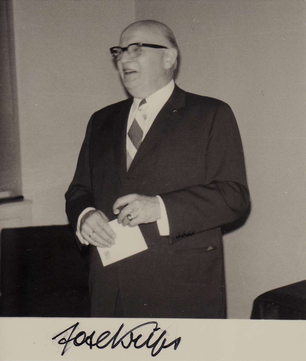 Josef Krips, photo de la collection de Gil Frossard, tout droits réservés. À noter qu'à la main gauche, il porte l'Anneau d'honneur de la Ville de Vienne, reçu en 1962. Photo prise le 20.05.1971 (Musikverein Wien), signature du 25.06.1972.