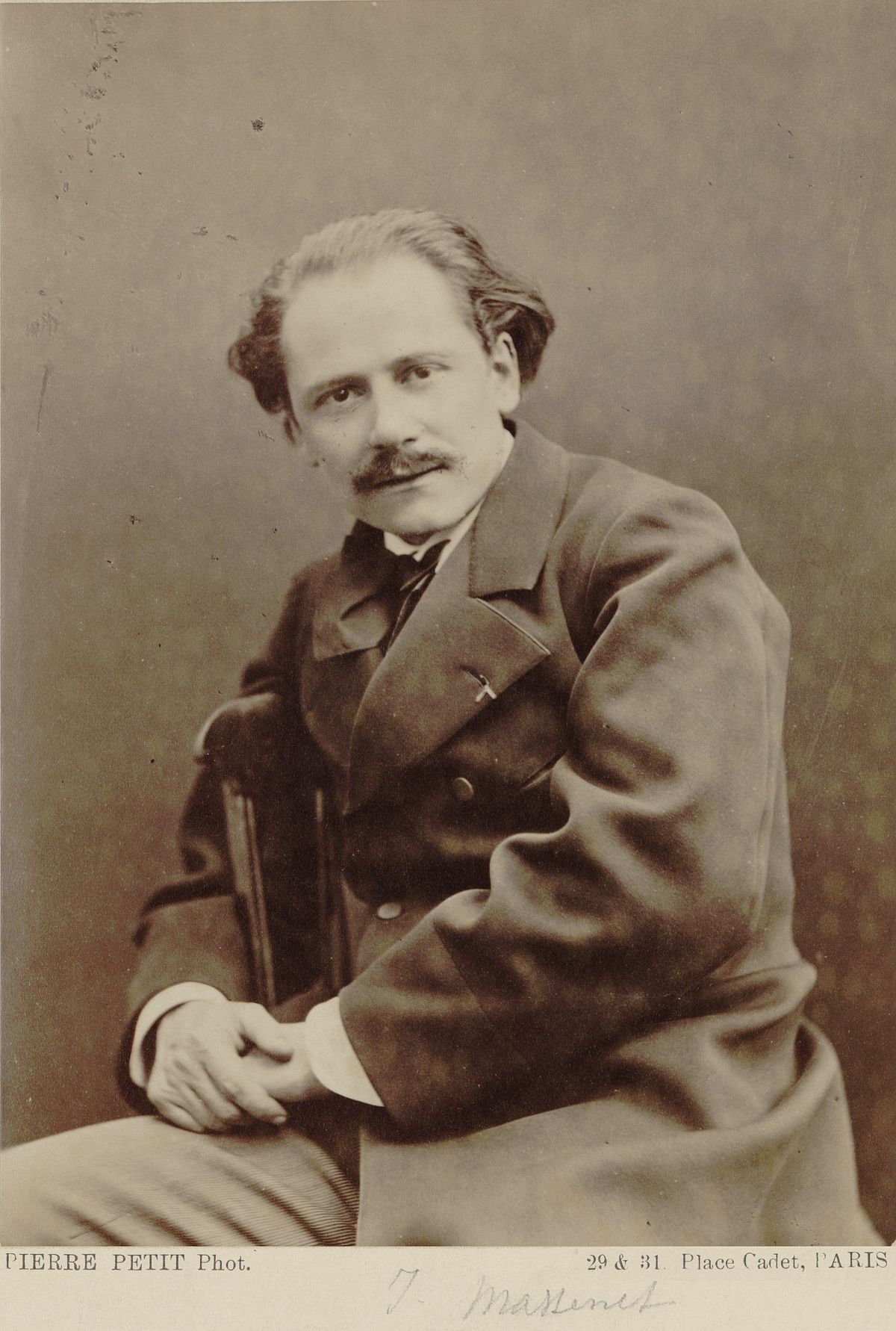 Jules Massenet, portrait fait par Pierre Petit(1831-1909), Date d'édition: 1880, 1 photogr. pos. 14 x 10 cm, Droits: domaine public, Identifiant: ark:/12148/btv1b8422359w, Source: Bibliothèque nationale de France, département Musique, cliquer pour voir l'original