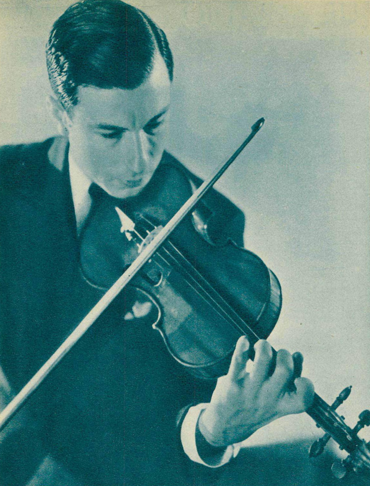 Nathan MILSTEIN vers 1947, une photo publiée entre autres dans la revue Radio Actualitées du 25 avril 1947