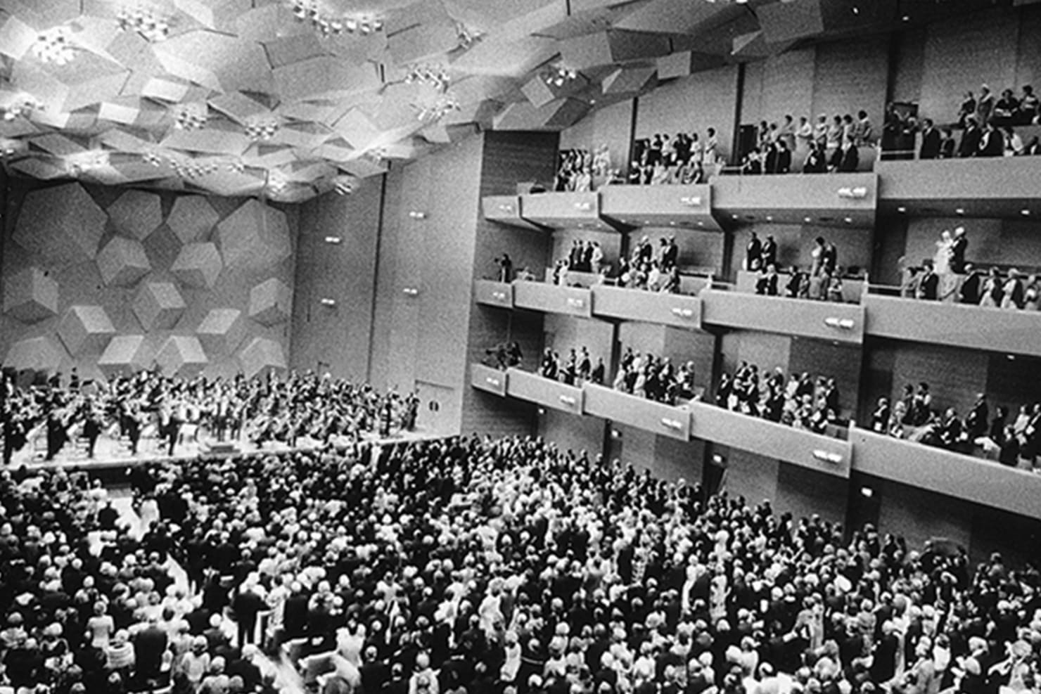 L'Orchestre Symphonique de Minnesota dans la salle de concerts de Minnesota en 1974, cité de la page https://www.minnesotaorchestra.org/about/our-building/