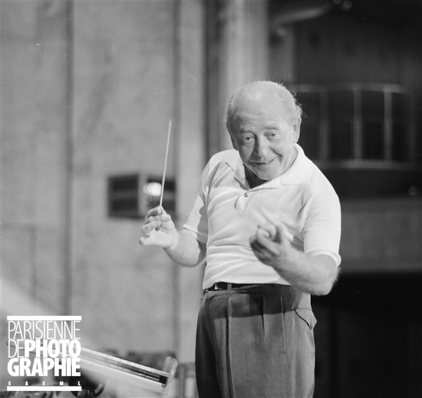 Eugène Ormandy (1899-1985), violoniste et chef d'orchestre américain, dirigeant l'Orchestre national. Paris, théâtre des Champs-Elysées, juin 1965. © Boris Lipnitzki / Roger-Viollet, utilisation autorisée dans le cadre de l’illustration de sites internet personnels à vocation non commerciale. Numéro d'image: 73248-24, Numéro d'inventaire: 2263-017, Technique: Négatif au gélatino-bromure d’argent - Format 6X6, clicquer pour voir l'original