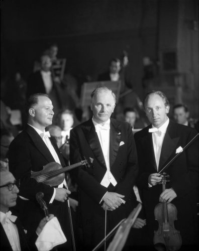 Willem van Otterloo (au milieu) avec les deux premiers violons de l'Orchestre de la Résidence Theo Olof (à gauche) et Herman Krebbers (à droite), Nederland, 1958. Nationaal Archief, Collectie Spaarnestad, cliquer pour voir l'original
