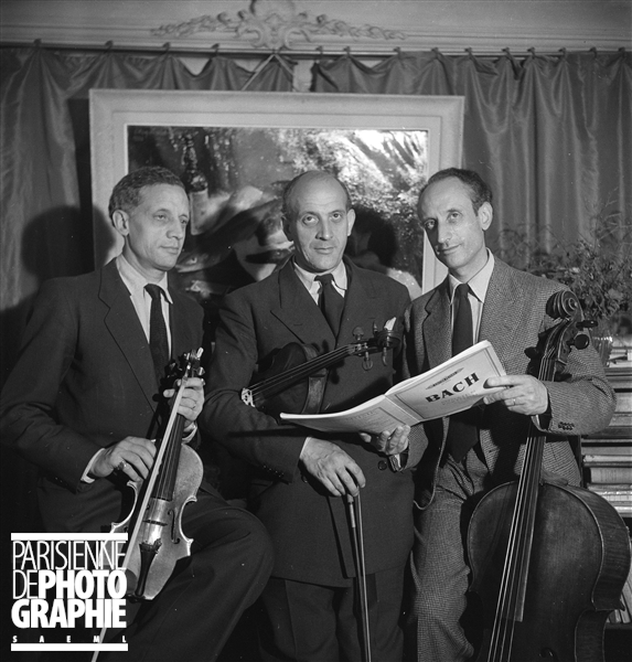 Trio Pasquier: Jean Pasquier au violon, Pierre Pasquier à l'alto et Etienne Pasquier au violoncelle. Paris, juin 1950, site PARISENIMAGES, © Boris Lipnitzki / Roger-Viollet, utilisation autorisée dans le cadre de l’illustration de sites internet personnels à vocation non commerciale, cliquer pour voir l'original