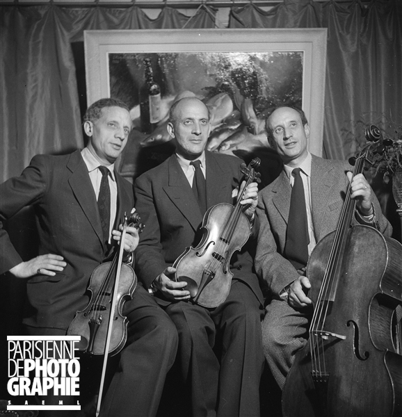 Trio Pasquier: Jean Pasquier au violon, Pierre Pasquier à l'alto et Etienne Pasquier au violoncelle. Paris, juin 1950, site PARISENIMAGES, © Boris Lipnitzki / Roger-Viollet, utilisation autorisée dans le cadre de l’illustration de sites internet personnels à vocation non commerciale, cliquer pour voir l'original