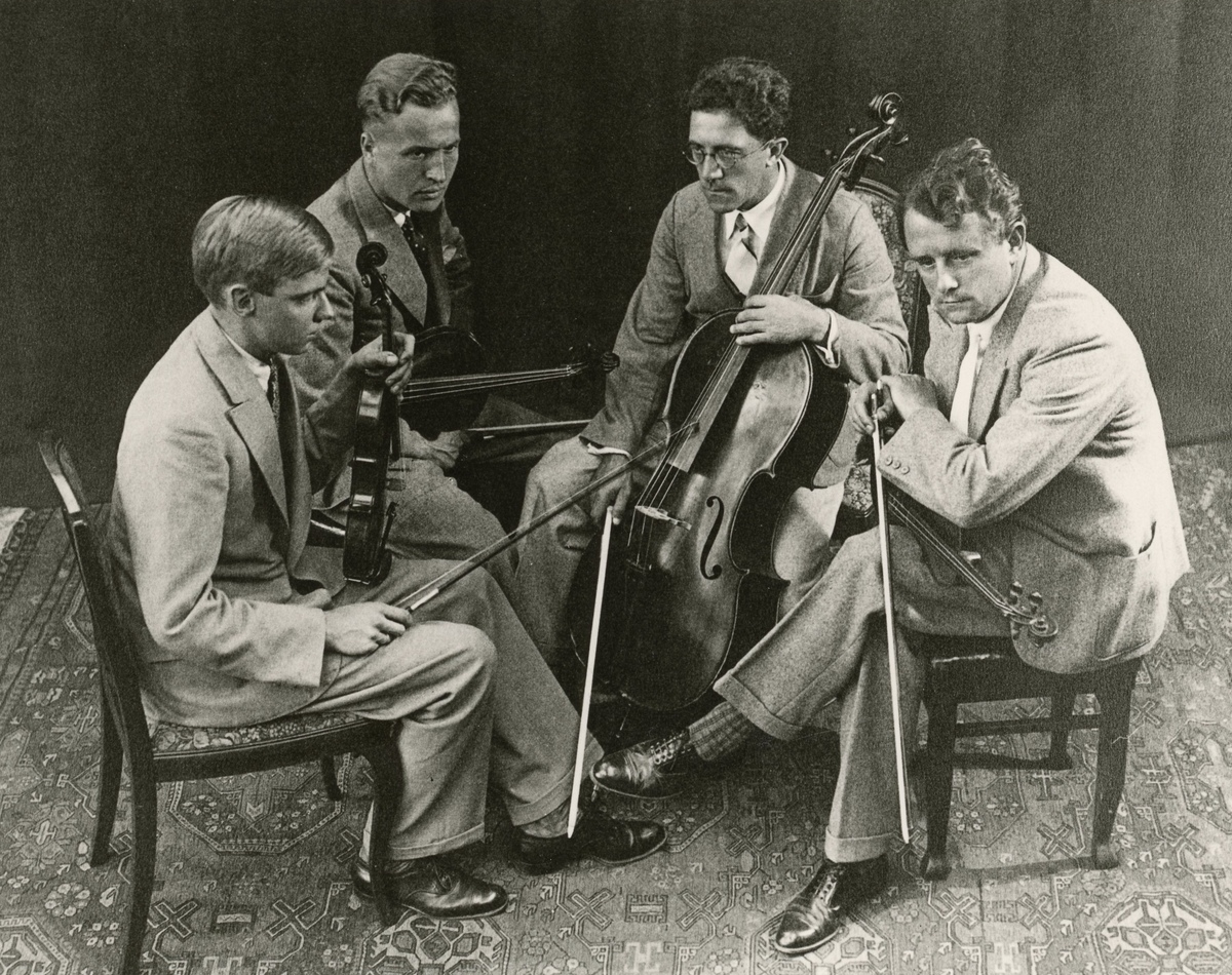 Le Quatuor à cordes de Winterthur dans sa première formation des années 1930, une photo des archives du Musikkollegium Winterthur citée de la page https://neoblog.mx3.ch/index.php/2021/02/18/deutsch-interpretation-zeitgenoessischer-werke-eine-investition-in-die-zukunft/?lang=de