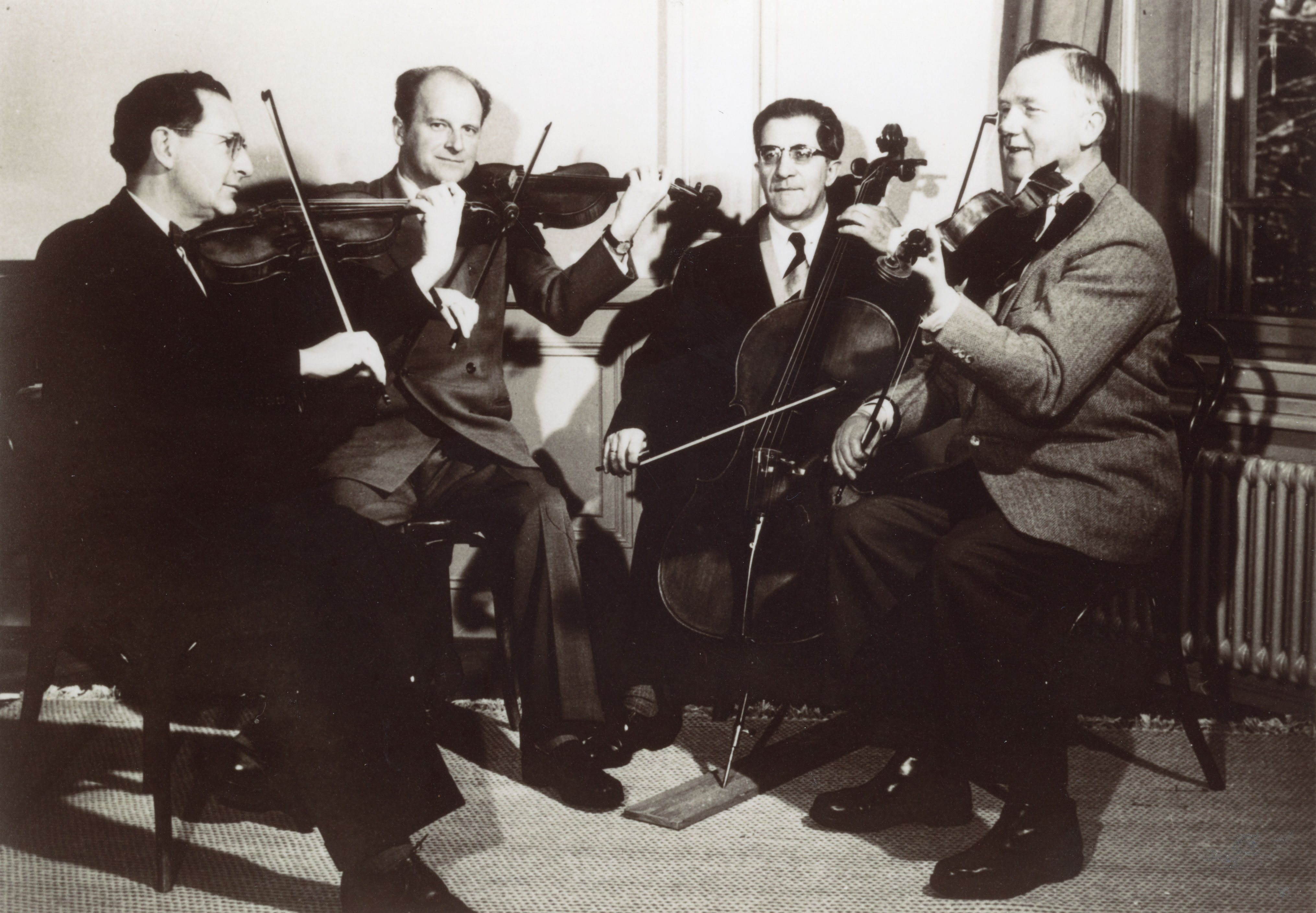 Le Quatuor à cordes de Winterthur dans sa formation de 1949 à 1966 avec - de gauche à droite - Peter Rybar, premier violon, Clemens Dahinden, second violon, Antonio Tusa, violoncelle et Heinz Wigand, alto - une photo citée de la page https://www.winterthur-glossar.ch/antonio-tusa