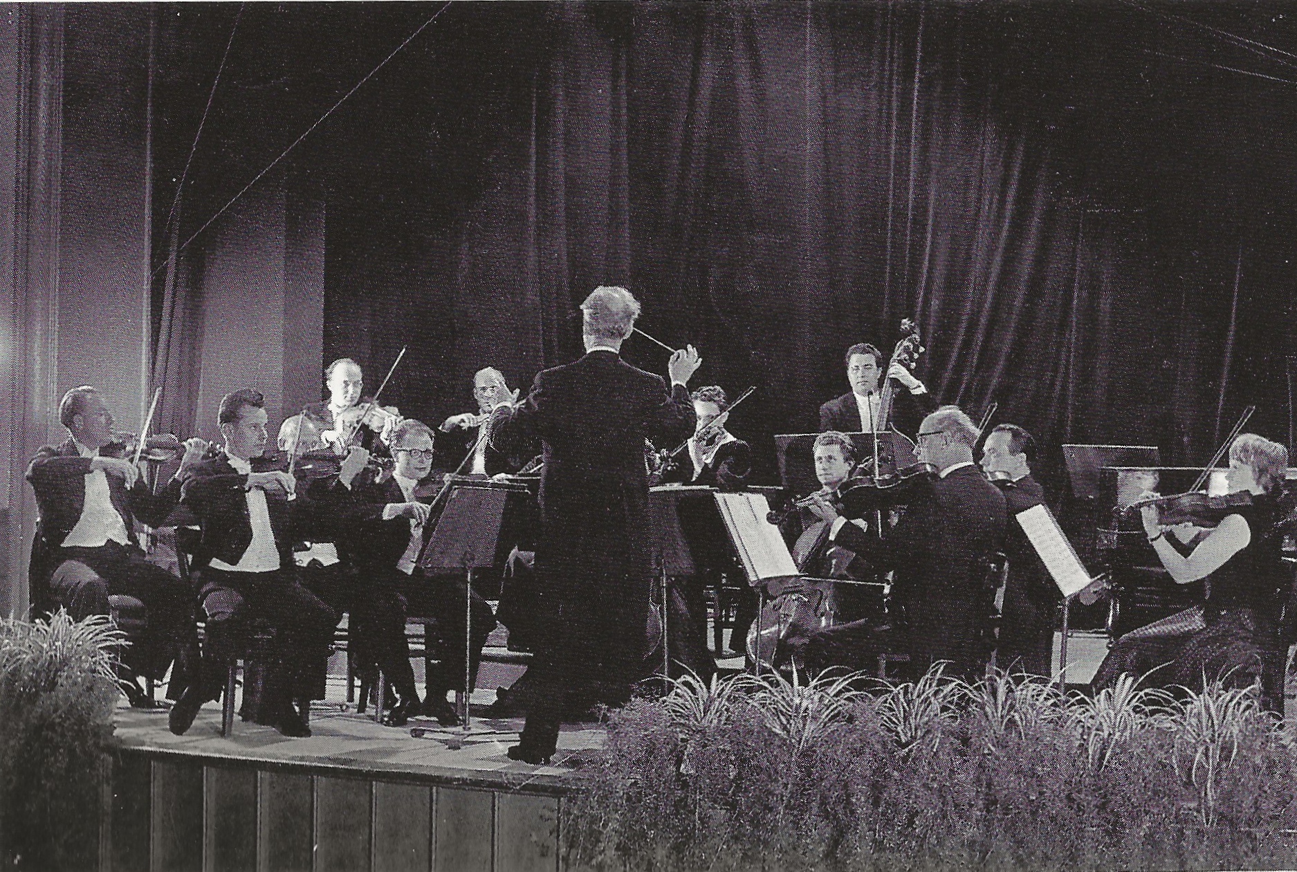 Karl RISTENPART avec son Orchestre de chambre de la Radiodiffusion Sarroise dans le „Saalbau“ de Saarlouis vers 1956