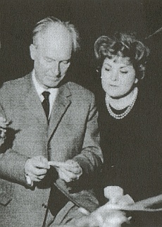 Karl RISTENPART et Teresa STICH-RANDALL en discussion lors d'un enregistrement de disques, Saarlouis-Fraulautern, 1964, cliquer pour une vue agrandie