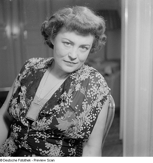 Vue agrandie (ouvre une nouvelle fenêtre) TRÖTSCHEL Elfride, Foto: Jäckel, Hildegard, 1950, Aufnahme-Nr.: df_j_0002523_04, Datensatz-Nr.: obj 88941668, Aufnahmeort: Dresden-Weißer Hirsch, Plattleite 25, Datensatz-Urheber: Deutsche Fotothek