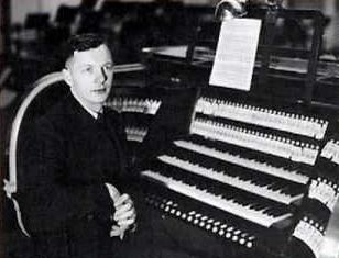 Gerhard GREGOR au clavier de l'orgue Welte de la radio de Hamburg