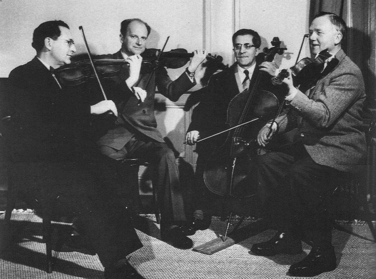 Le quatuor à cordes de Winterthur dans sa formation de 1949 à 1966 avec Peter RYBAR, 1er violon, Clemens DAHINDEN, 2e violon, Antonio TUSA, violoncelle et Heinz WIGAND, alto - Winterthurer Jahrbuch 1989, page 138